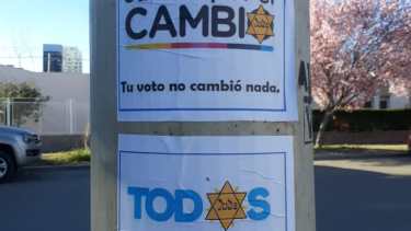 Los afiches aparecieron pegados en distintos sectores de Neuquén.