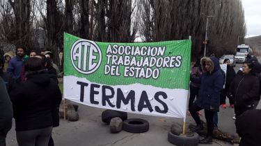 Los trabajadores de Termas cortaron la ruta en Loncopué esta mañana. (Gentileza).-