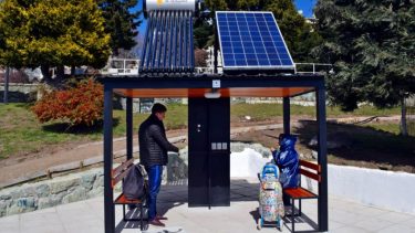 Panel solar para carga de agua caliente y recarga de celulares en la costanera de Bariloche. Gentileza