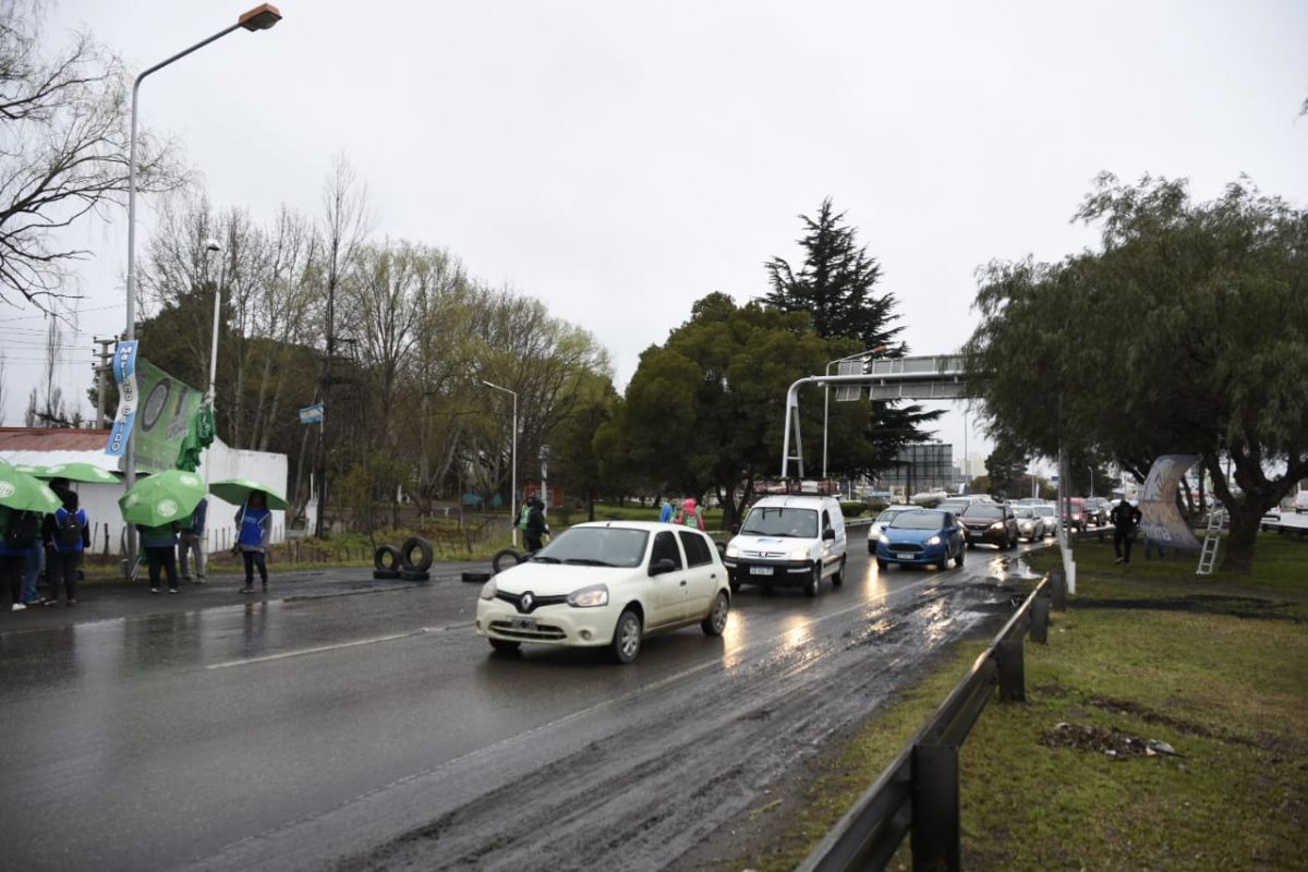 La medida de fuerza deja libre una calzada en el puente Cipolletti Neuquén. Foto: Juan Thomes.