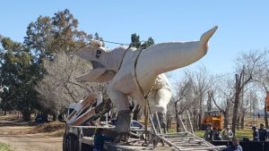 Un nueva escultura de un dino ya está en Plaza Huincul