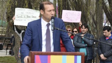 Los jubilados autoncovocados aprovecharon el aniversario de Neuquén para llevarle sus reclamos al gobernador Omar Gutiérrez. (Florencia Salto).-