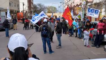 La CCC y el PTP convocaron a las 9.30 en el monumento. (Archivo, foto ilustrativa: Protesta de la CCC frente al ANSES. Gentileza).-