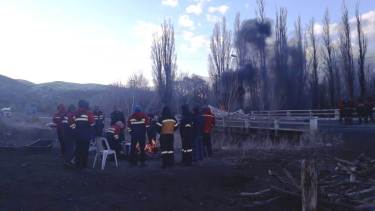 Desde el lunes a la noche, los mineros de Andacollo mantienen cortada la ruta 40 en el acceso a Chos Malal. (Gentileza).-