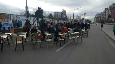 El Consejo Superior de la Universidad Nacional del Comahue comenzó su reunión sobre la calle. (Gentileza).-