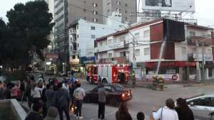 Video: se incendió una pantalla luminosa en pleno centro