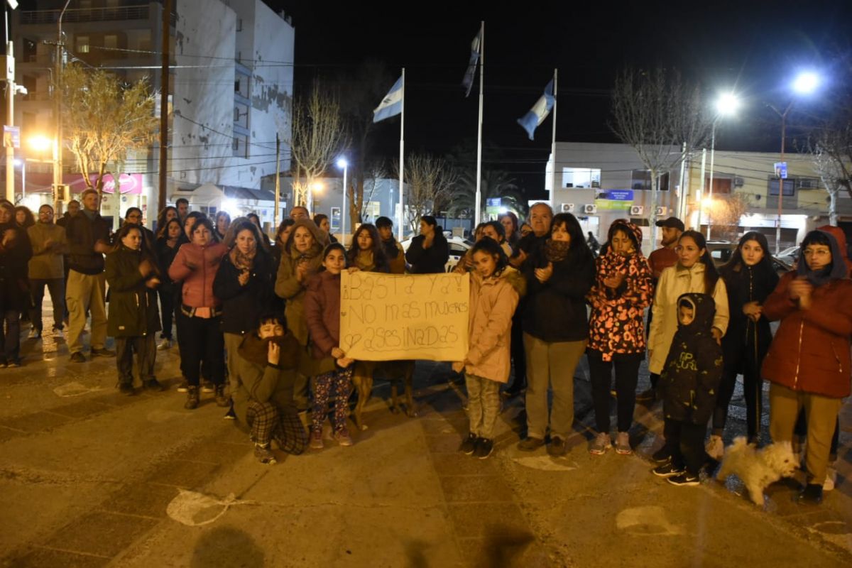 Se reunieron en la plaza San Martín de Plottier para reclamar por la joven asesinada. Foto: Juan Thomes. 