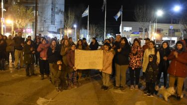 Se reunieron en la plaza San Martín de Plottier para reclamar por la joven asesinada. Foto: Juan Thomes. 