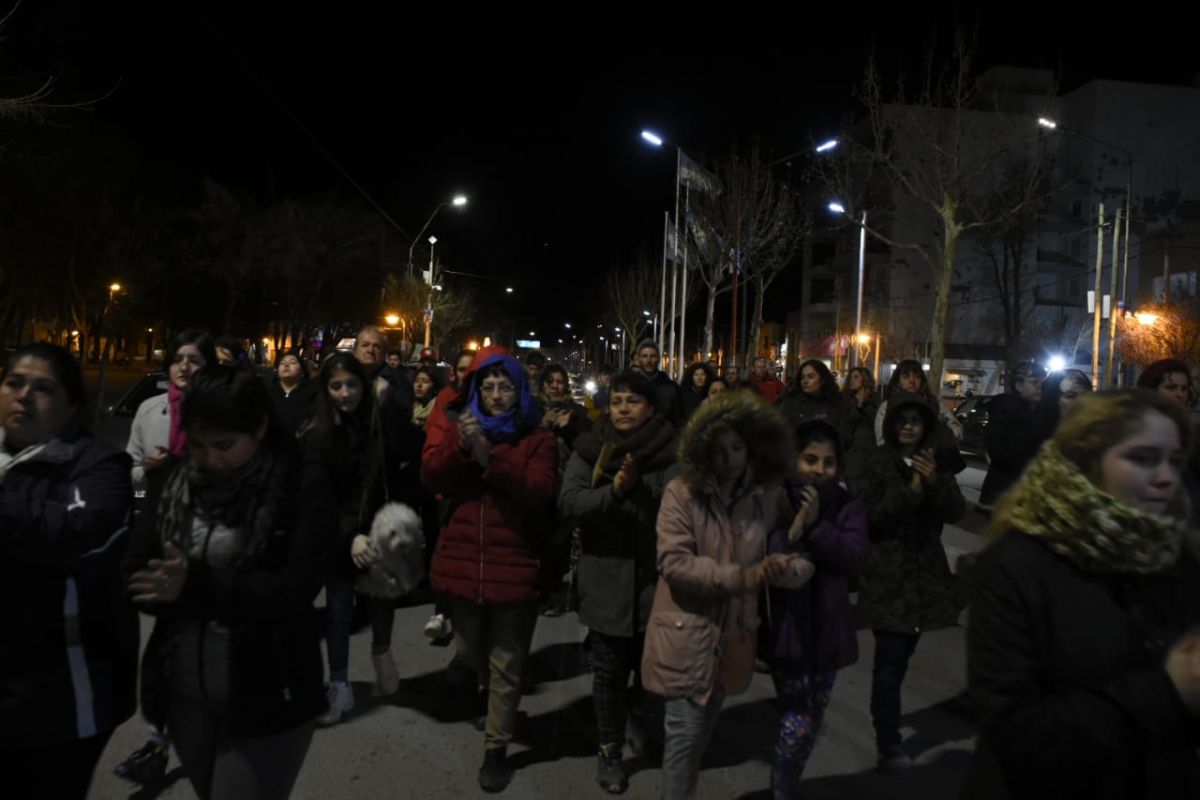 Vecinos se movilizaron por el centro de Plottier para reclamar por el asesinato de la joven. Foto: Juan Thomes. 