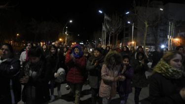 Vecinos se movilizaron por el centro de Plottier para reclamar por el asesinato de la joven. Foto: Juan Thomes. 