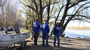 Buzos de la policía realizarán rastrillajes en el río Limay. (Foto: Florencia Salto.-)