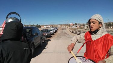 Los integrante de una organización social cortaron el tránsito sobre el puente de Balsa Las Perlas. (Gentileza).-