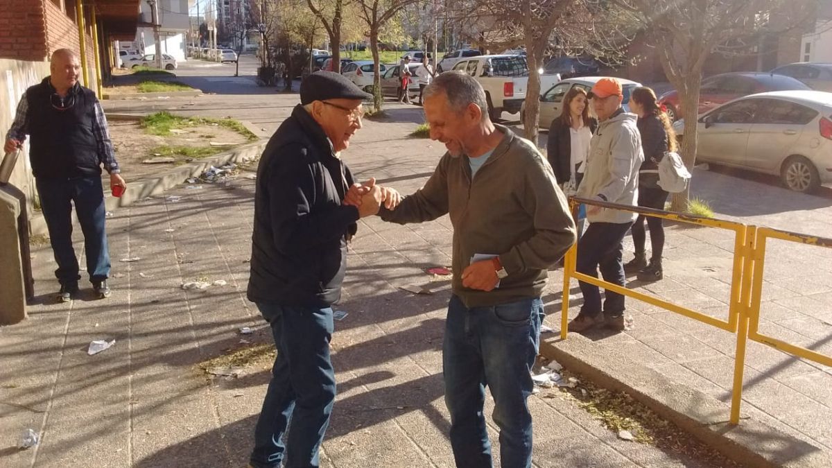 Pechi se mostró feliz y emocionado a la hora de votar por última vez como intendente de Neuquén. (Oscar Livera).-