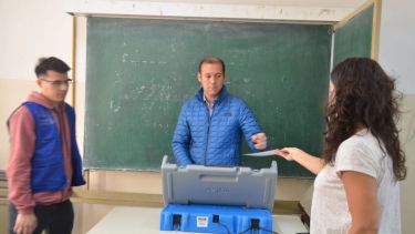 Gutiérrez tuvo que utilizar otra boleta para confirmar su voto. (Yamil Regules).-