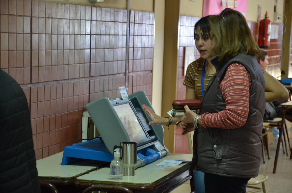 Las elecciones de Neuquén se desarrollan con el sistema de boleta única electrónica. (archivo Yamil Regules).-