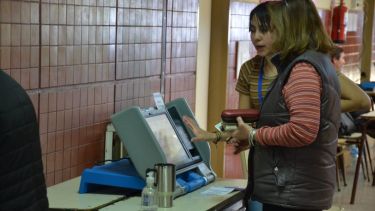 Las elecciones de Neuquén se desarrollan con el sistema de boleta única electrónica. (archivo Yamil Regules).-