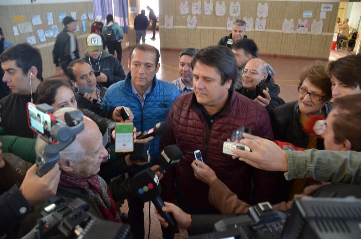 Gutiérrez y Gaido llegaron juntos al centro de votación y hablaron con esperanza sobre los comicios. (Yamil Regules).-