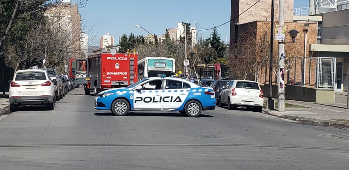 La unidad quedó detenida sobre la calle Buenos Aires, a pocos metros de la esquina con Ameghino. (Gentileza @agustin_orejas).-