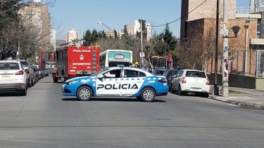 La unidad quedó detenida sobre la calle Buenos Aires, a pocos metros de la esquina con Ameghino. (Gentileza @agustin_orejas).-