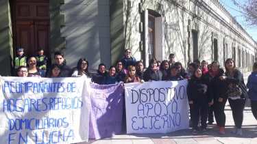 Trabajadores precarizados de la subsecretaría de Desarrollo Social se movilizaron frente a Casa de Gobierno. (Gentileza)