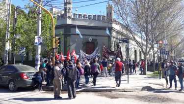 Los manifestantes hacen una permanencia en Casa de Gobierno.