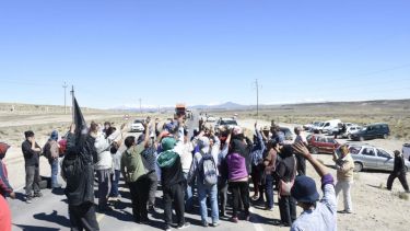 Los desocupados votaron liberar la ruta 22 después de firmar el acuerdo. (Juan Thomes).-
