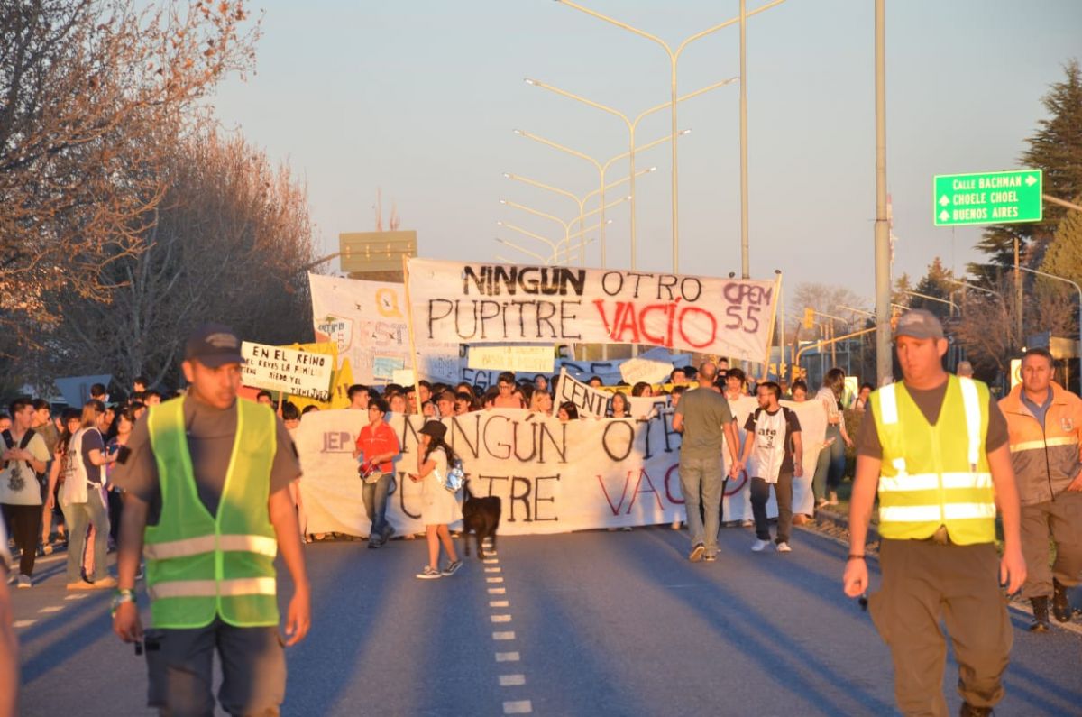 Los estudiantes formaron una extensa columna y con pancartas pidieron mayor seguridad. Foto: Archivo.