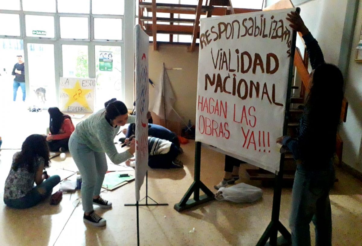 Los estudiantes de la facultad de Ciencias Agrerias piden por seguridad vial. Foto: Mauro Pérez
