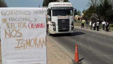 Los estudiantes y docentes piden mayor seguridad en la ruta. (foto: Mauro Pérez)