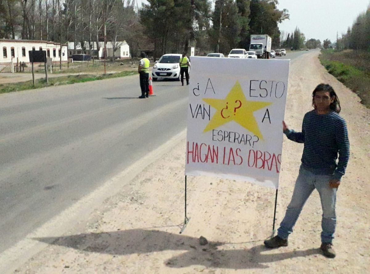Los estudiantes de la facultad de Ciencias Agrerias piden por seguridad vial. Foto: Mauro Pérez