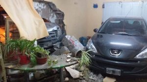 Cutral Co: Un conductor perdió el control y terminó adentro de un garaje