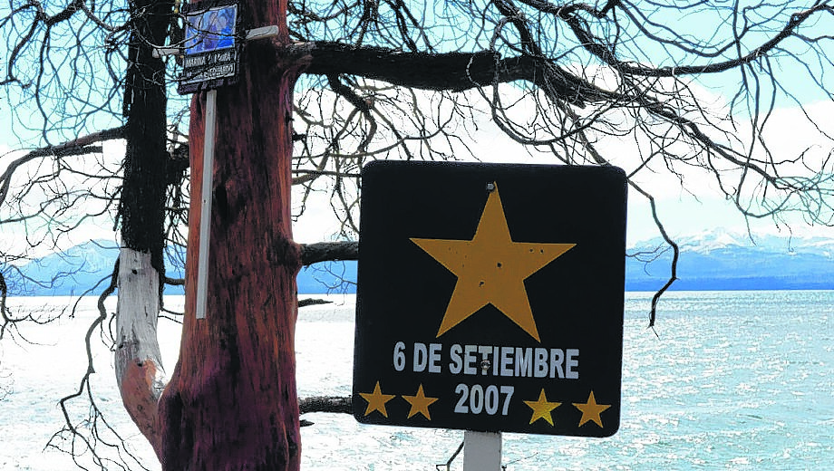 Junto al lago Nahuel Huapi, a la vera de la avenida Bustillo en el Kilómetro 1,800, un cartel recuerda la tragedia. Foto: archivo