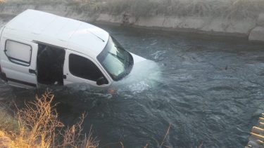 Personal de bomberos tuvo que sacar la camioneta en medio de la correntada. (foto: gentileza)
