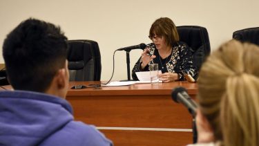 El imputado y la defensora (de espaldas) escuchan atentamente a la jueza Ana Malvido
Foto:  Archivo Florencia Salto