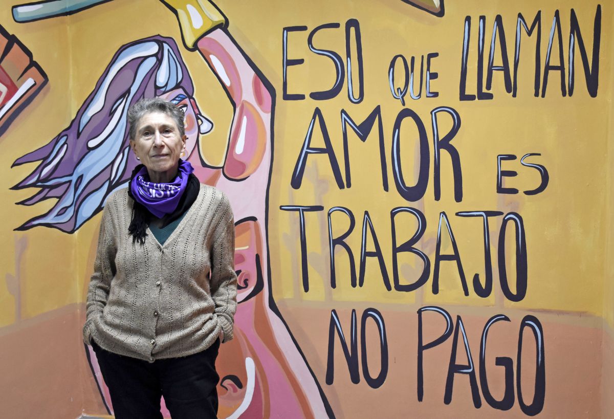 La filósofa y activista junto al mural con su célebre frase en el IFD N°12. Foto: Florencia Salto.