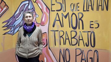 La filósofa y activista junto al mural con su célebre frase en el IFD N°12. Foto: Florencia Salto.