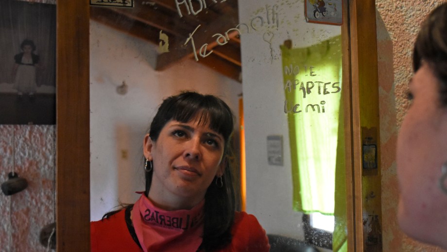 La frase en el espejo que mira Abril la escribiÃ³ Ivana y allÃ­ quedÃ³, intacta. Foto Florencia Salto.