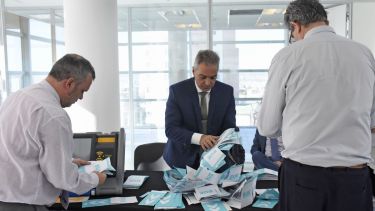 Germán Busamia, presidente de la Junta Electoral, realiza el recuento definitivo de los votos del domingo. Foto Florencia Salto