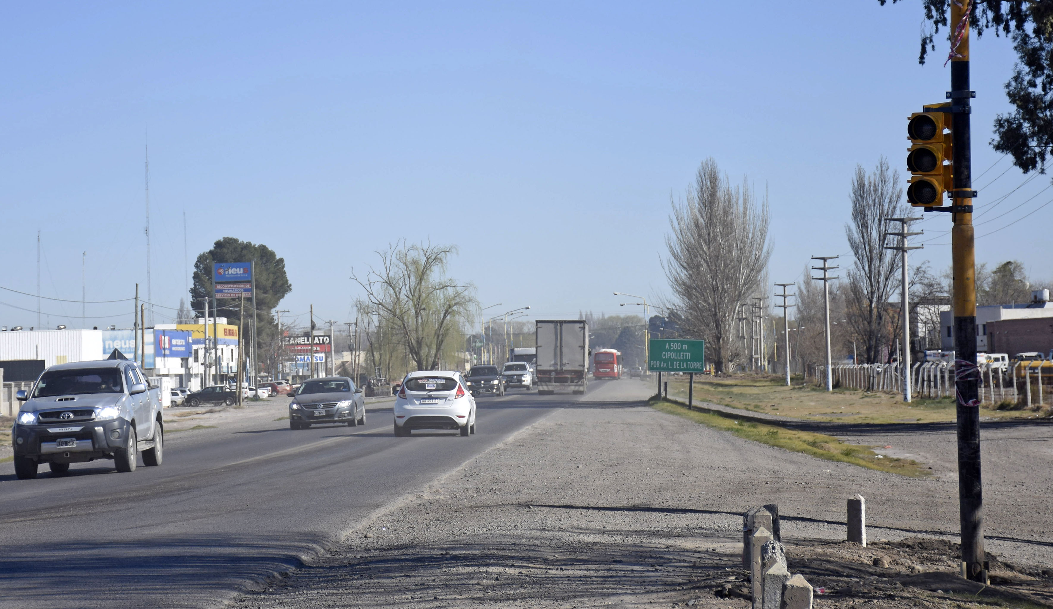 Ya instalaron un semáforo en el cruce de la Ruta 22 y la calle Estado de Israel, en Cipolletti. Foto: Florencia Salto
