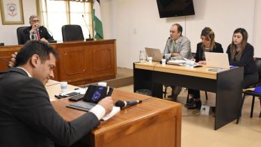El fiscal pronuncia su alegato, Rodríguez Lastra lo escucha. La sentencia se conocerá el viernes 4. Foto: Florencia Salto.