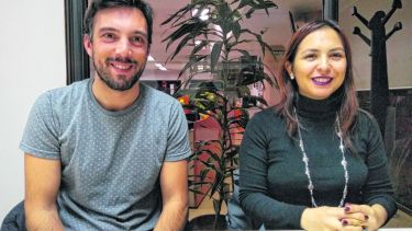 Los jóvenes buscan inversores para su proyecto. 