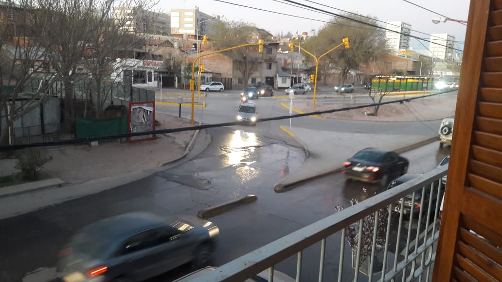 Vecinos de la zona del Metrobús reclaman por una pérdida de agua que ...
