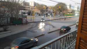 Vecinos de la zona del Metrobús reclaman por una pérdida de agua que nadie repara