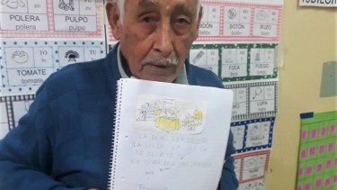 El estudiante Francisco Pino en la escuela para adultos. Foto: Miguel Parra. 
