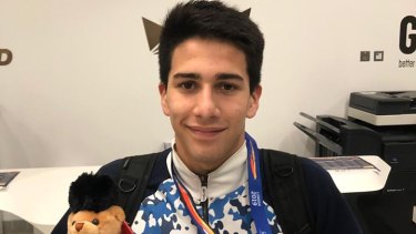 Basiloff con la medalla de bronce que obtuvo en 400m.