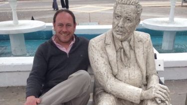 A poco de inaugurarse la estatua de su abuelo, Marcelo Berbel posó junto a él, orgulloso. Gentileza