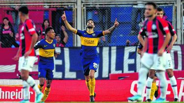 Lisandro López mira al cielo luego de marcar de cabeza, el primer tanto del Xeneize en el Bajo Flores. El líder e invicto no se detiene...