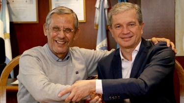 Hace una hora, se firmó el traspado de mando en el despacho del jefe comunal. (FOTO: Gentileza)