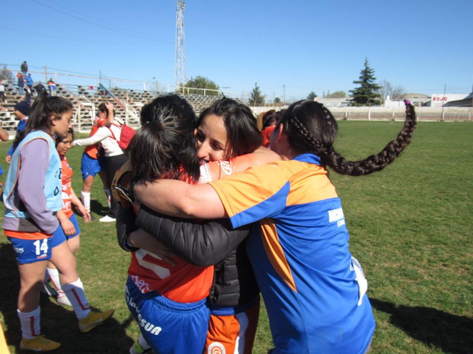 Vidart y el sentido abrazo con sus jugadoras tras la victoria. (Foto: Facebook Deportivo Roca)