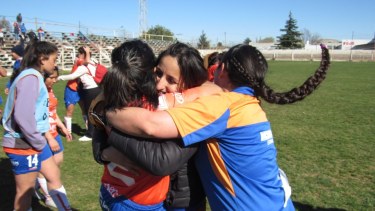 Vidart y el sentido abrazo con sus jugadoras tras la victoria. (Foto: Facebook Deportivo Roca)
